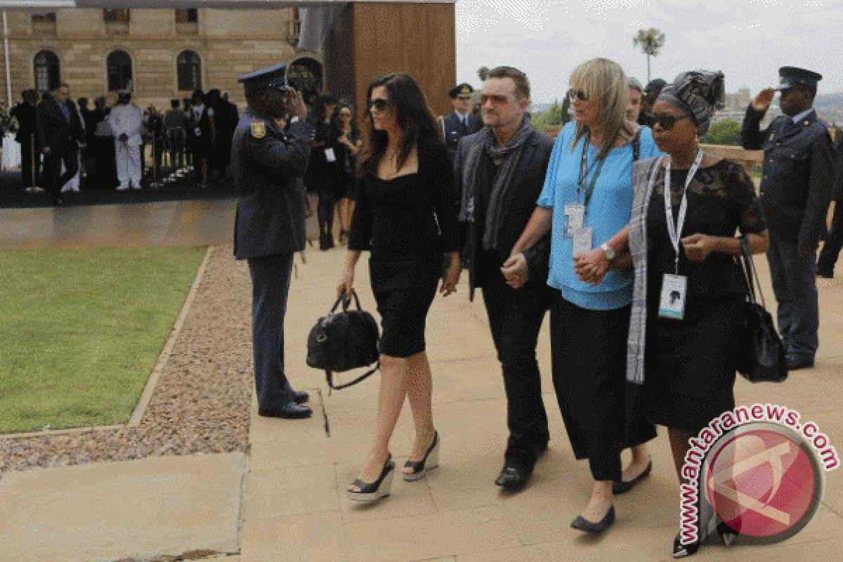 Bono dan rakyat Afsel takzim di depan Mandela