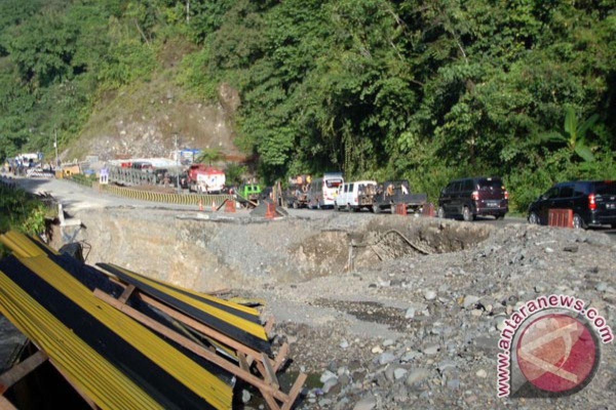 Diuji coba, jembatan darurat kedua Padang-Bukittinggi