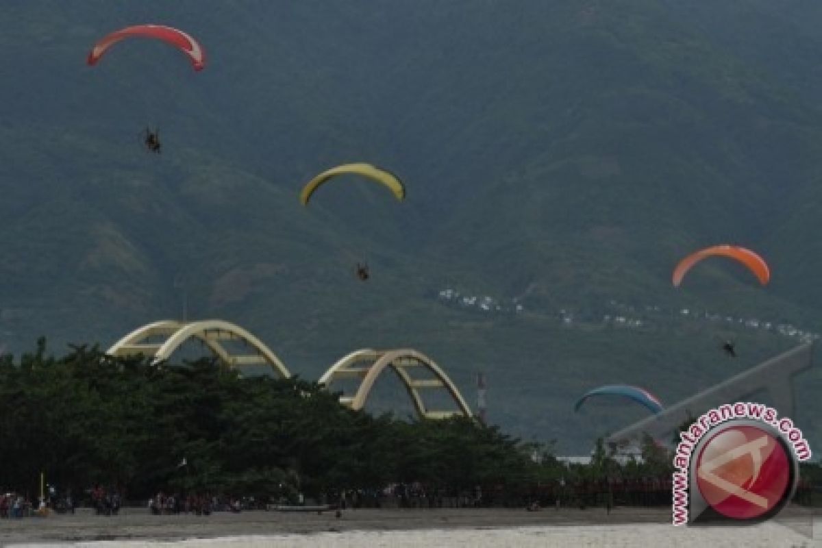 Dua Penerjun Harnus Mendarat Di Laut 