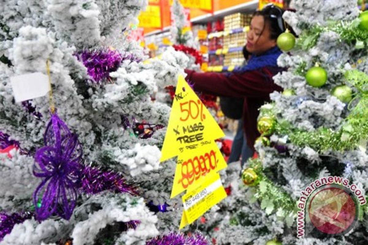 Pedagang pakaian beri diskon 50 persen jelang Natal