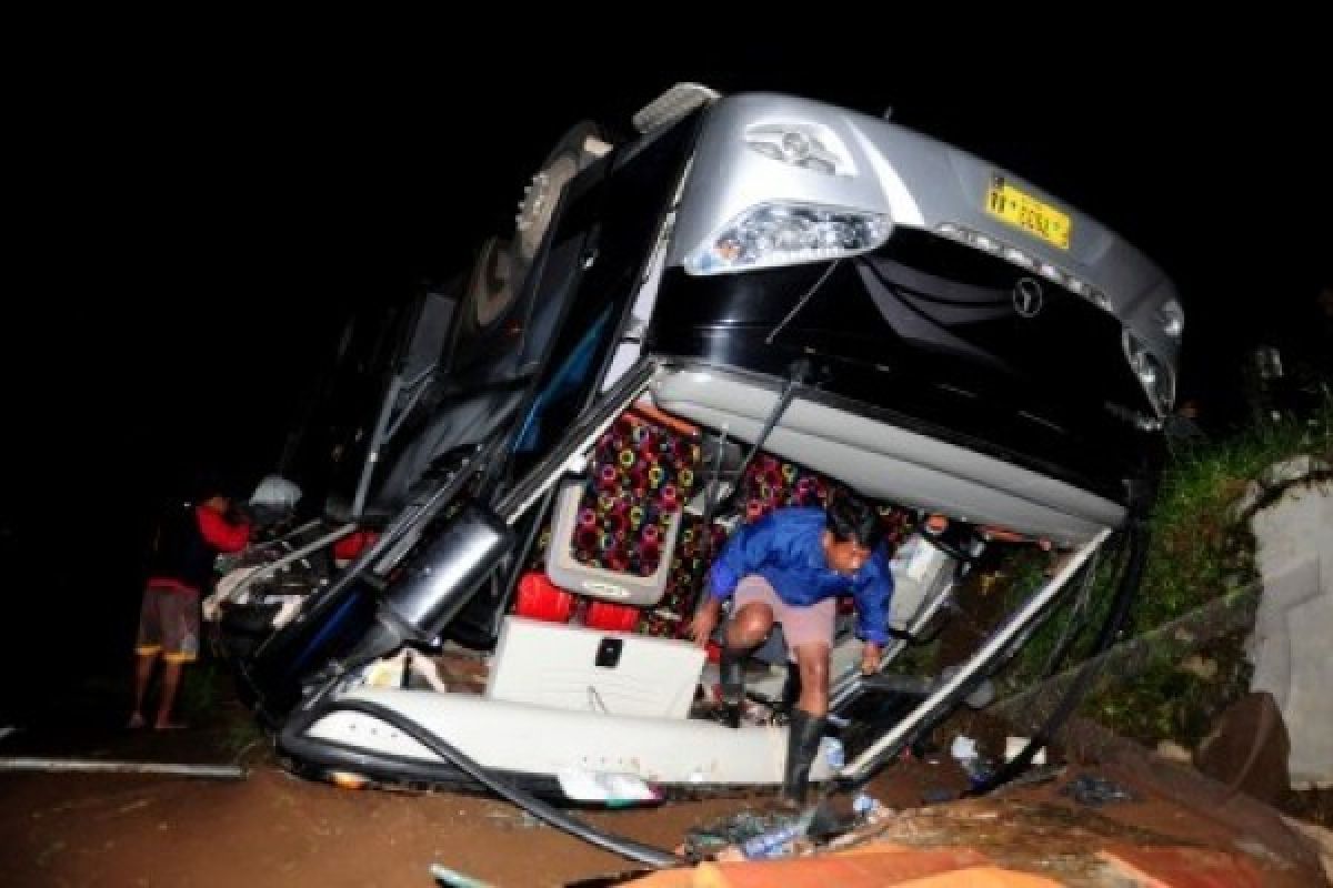 Korban tewas bus masuk jurang jadi 17 orang