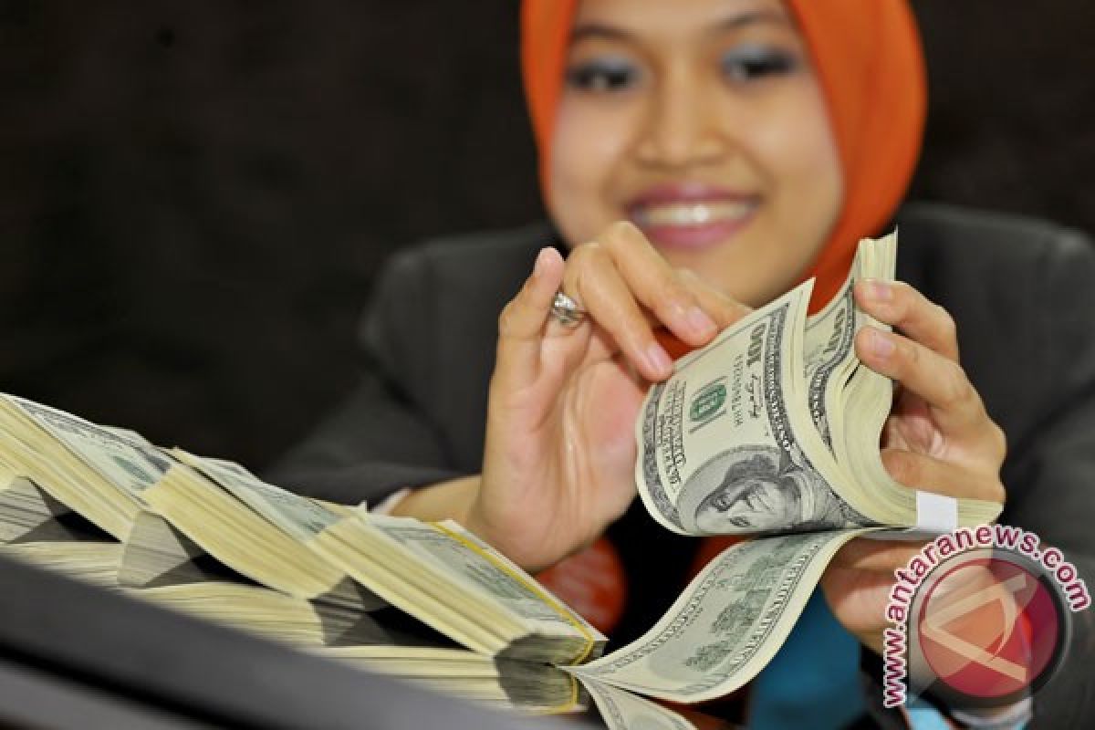 Dolar AS melemah tertekan data ekonomi suram