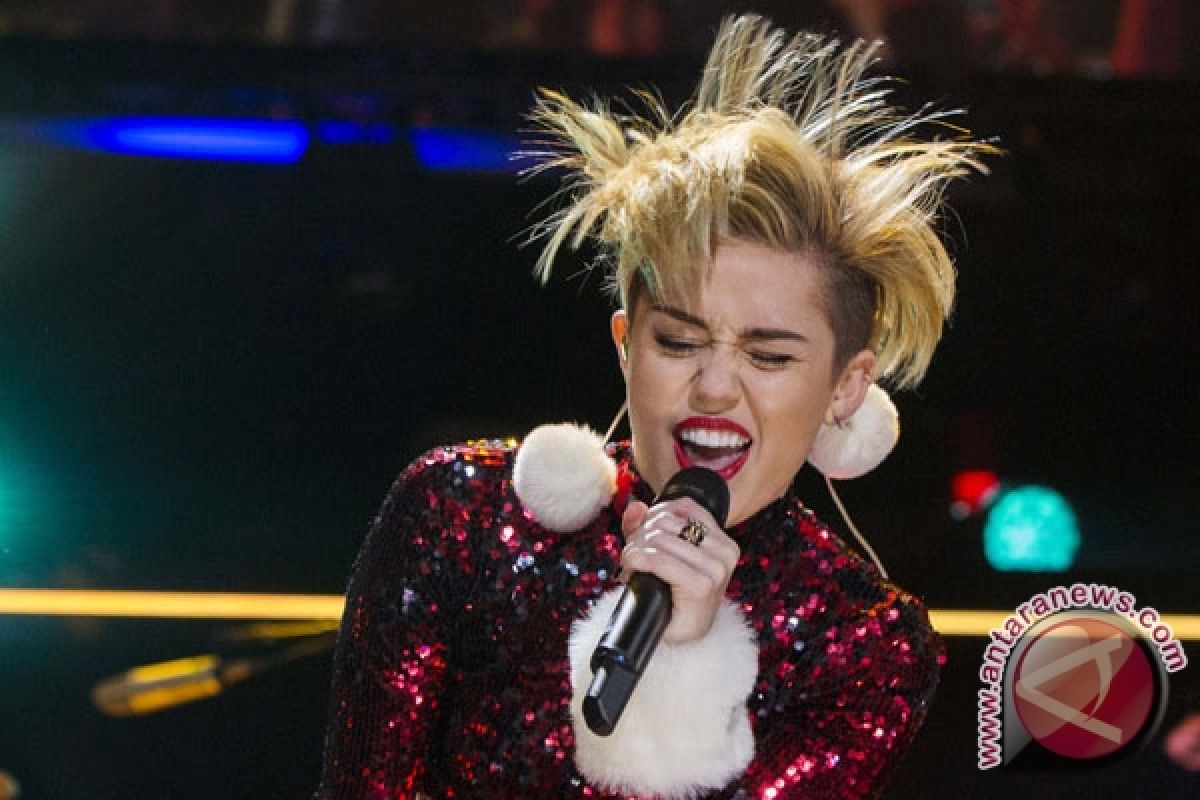 Video musik terbaru bocor, Miley Cyrus kesal