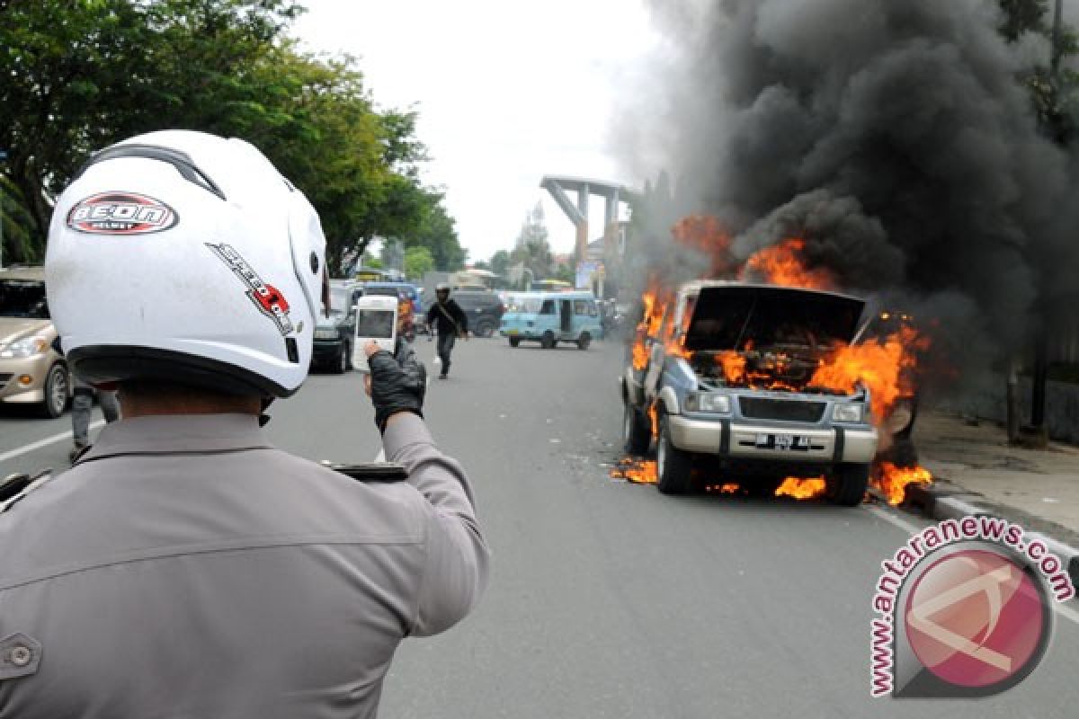 Satu unit mobil terbakar di tol Jatinegara