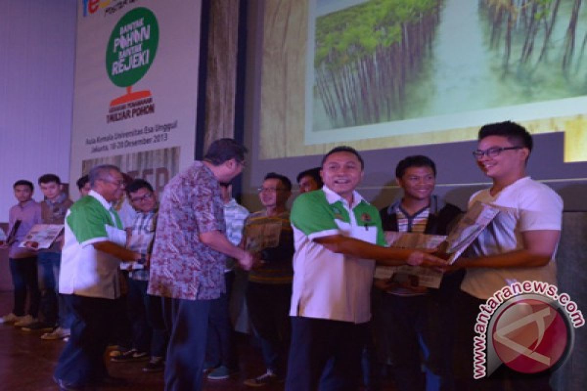 Photo Acara Menhut di Festival Poster dan Photo Tahun 2013 di Universitas Esa Unggul Jakarta