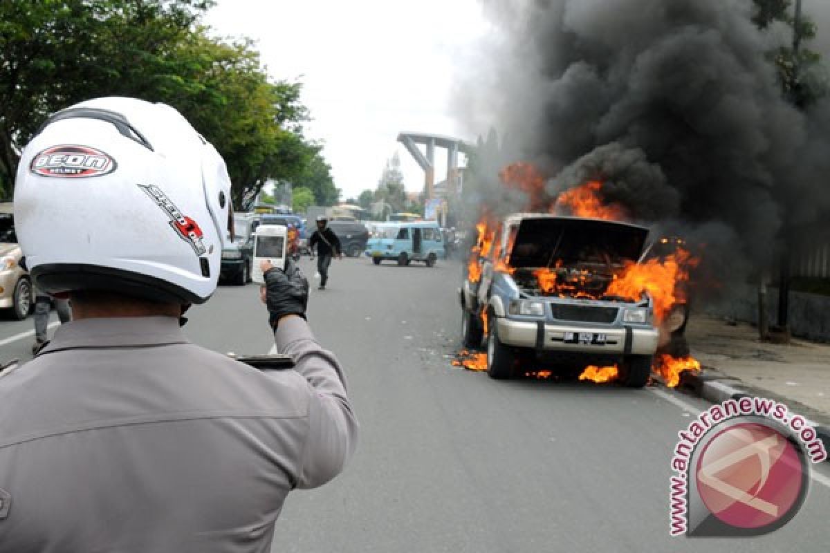 Kebakaran mobil di depan Mabes Polri sulit dipadamkan