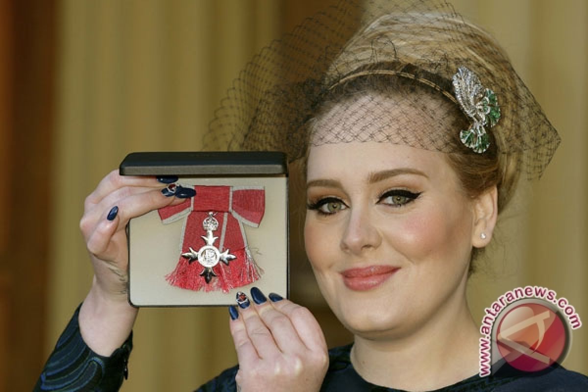 Adele dianugerahi 'Most Excellent Order of the British Empire' oleh Ratu Elizabeth 2