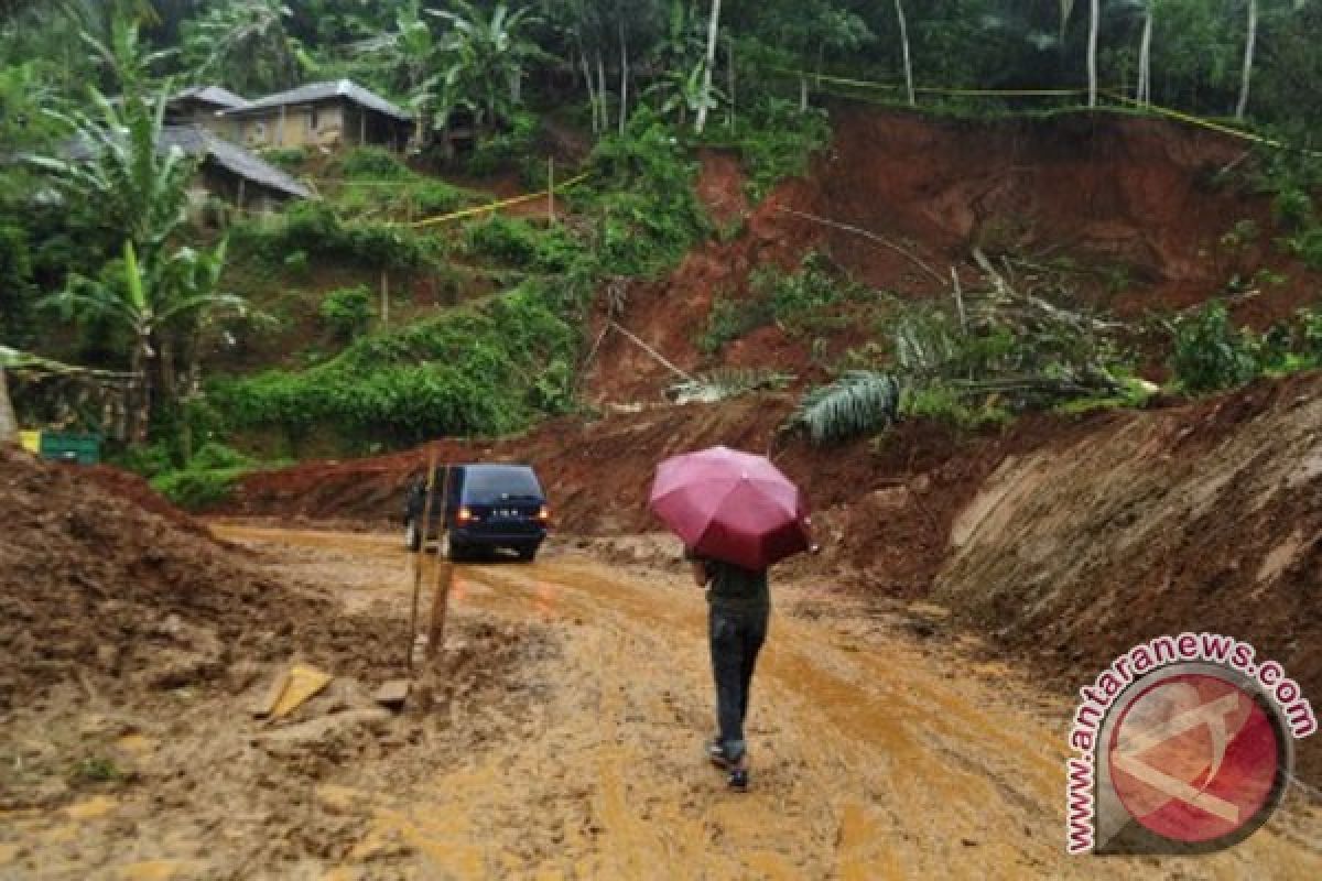 Tanah amblas akibat hujan deras