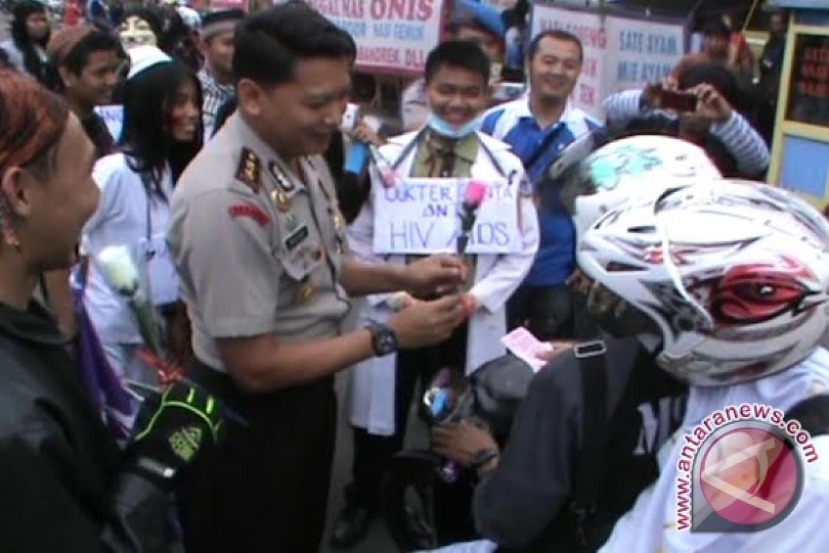 Kapolres OKU dicegat pendemo ikut bagikan bunga