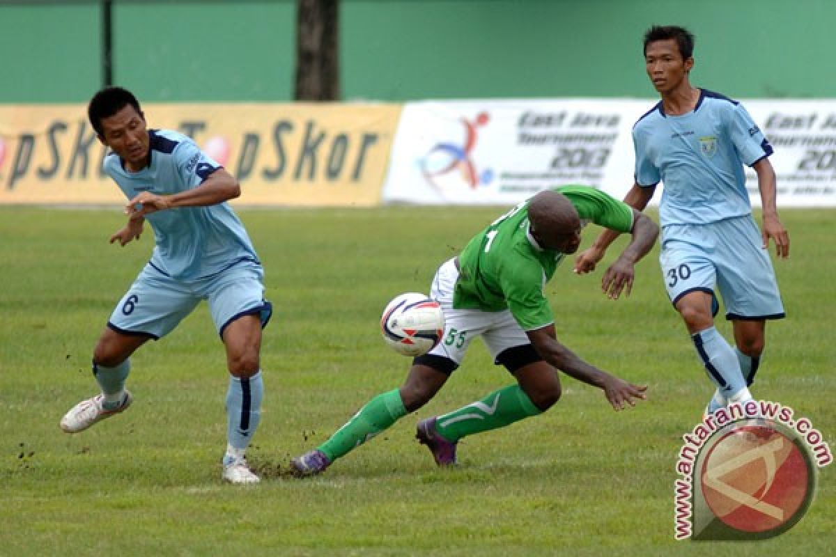 Arema tundukkan Persela 2-0