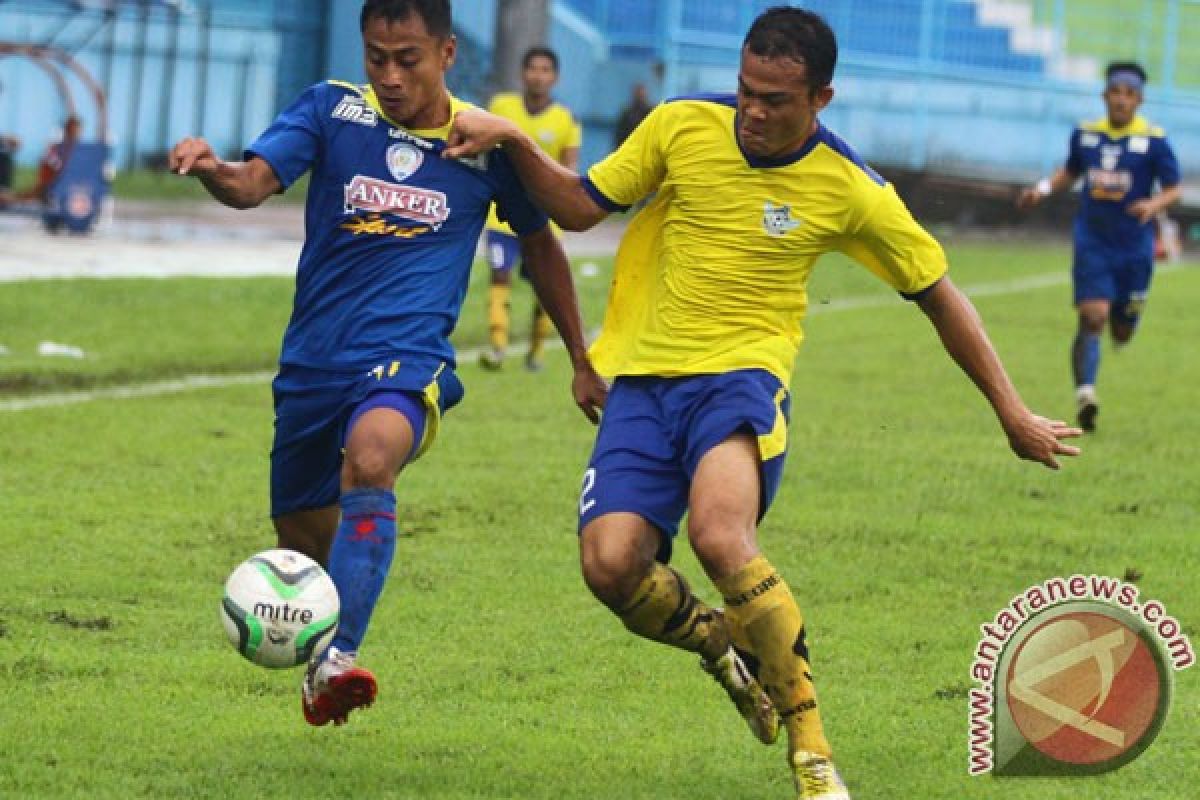 Arema rebut Piala Gubernur usai taklukkan Persebaya