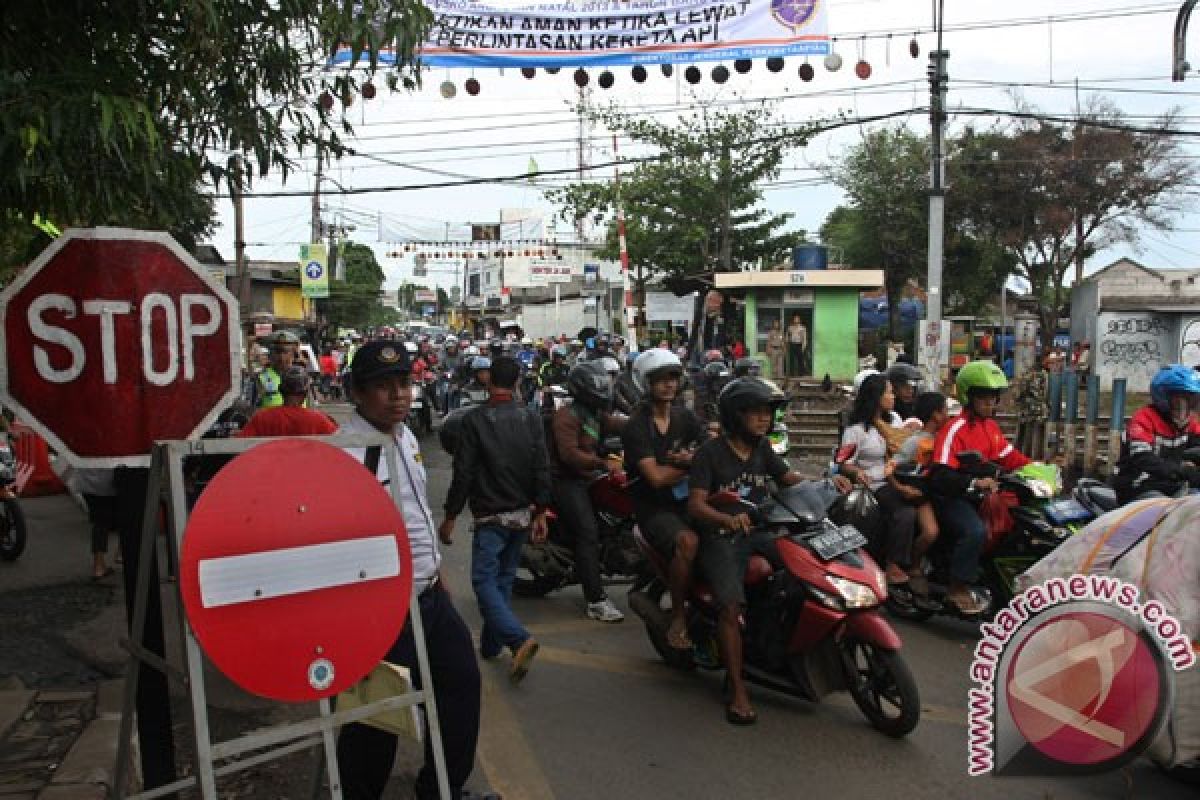 Polisi terapkan lalu lintas searah di perlintasan KRL Bintaro