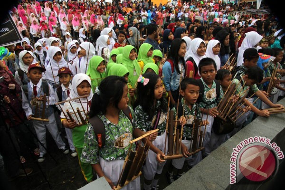 Rekor main angklung dunia terpecahkan di Bandung