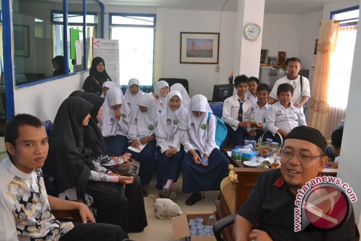 Siswa SMP IT Khairunnas Bengkulu kunjungi LKBN Antara