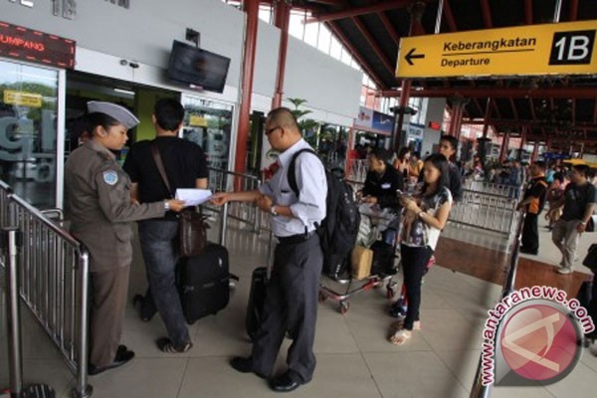 454 petugas Bandara Soekarno-Hatta jalani tes urine