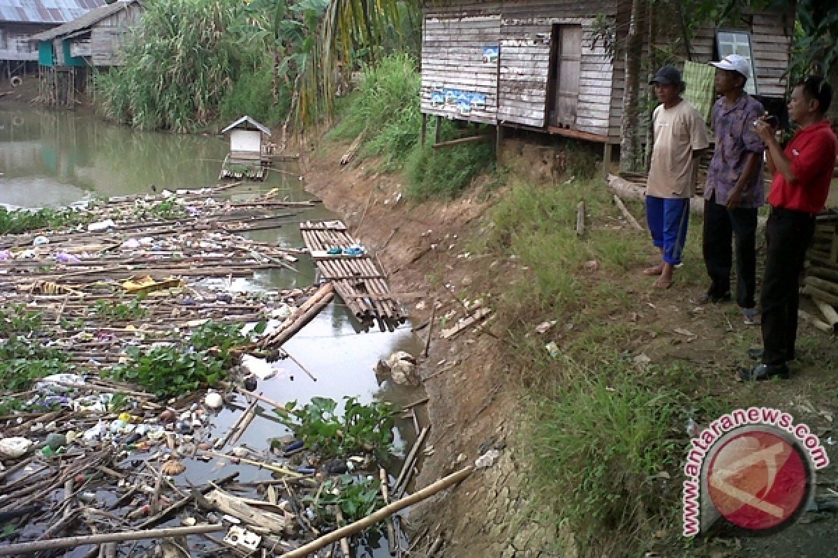 Fokus Pungut Sampah Pemukiman Tepi Sungai