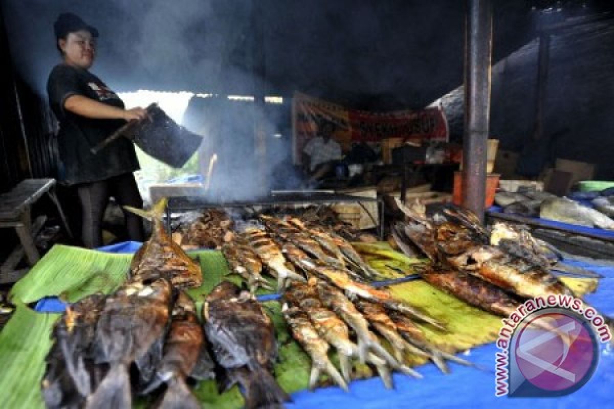 Pesta bakar ikan sambut kemeriahan tahun baru