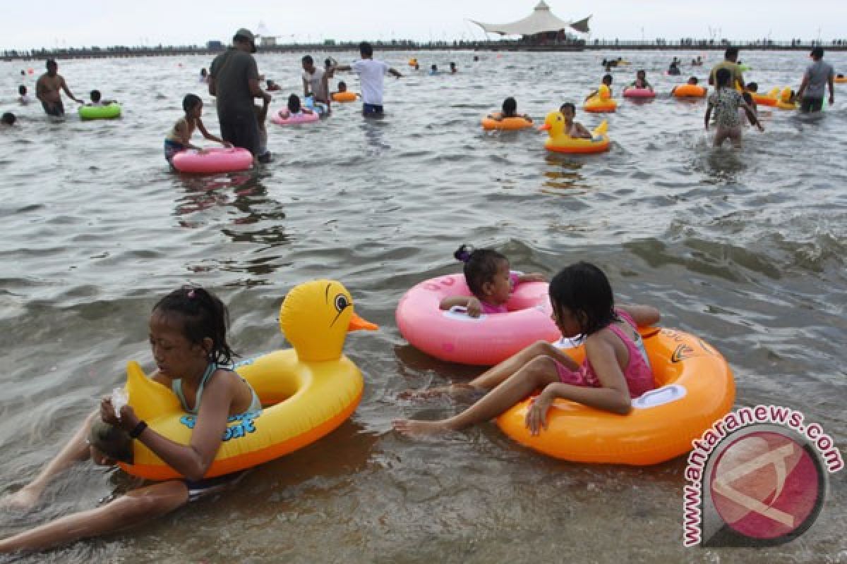 Pengunjung padati objek wisata Alam Mayang Pekanbaru