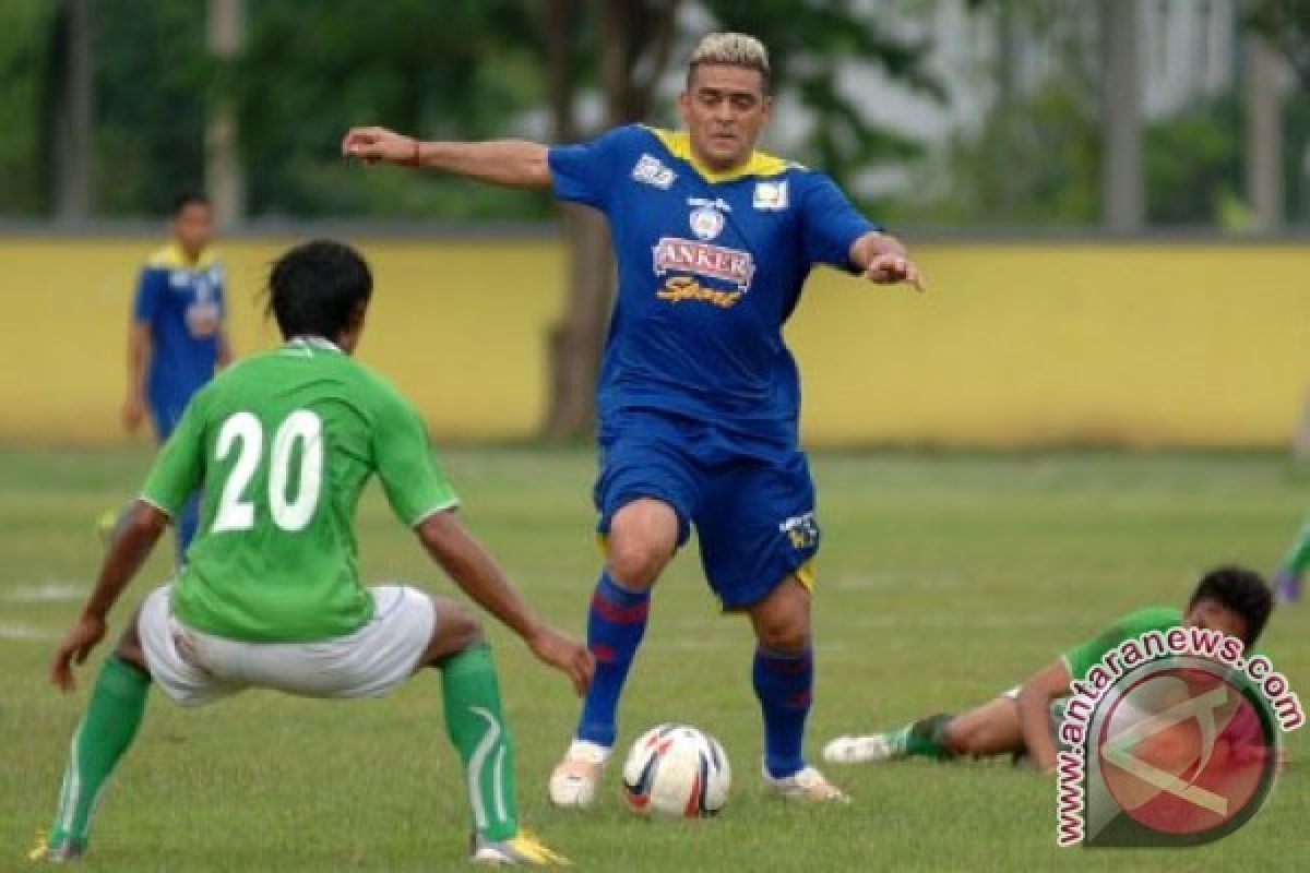 Arema gelontor Persija 5-0