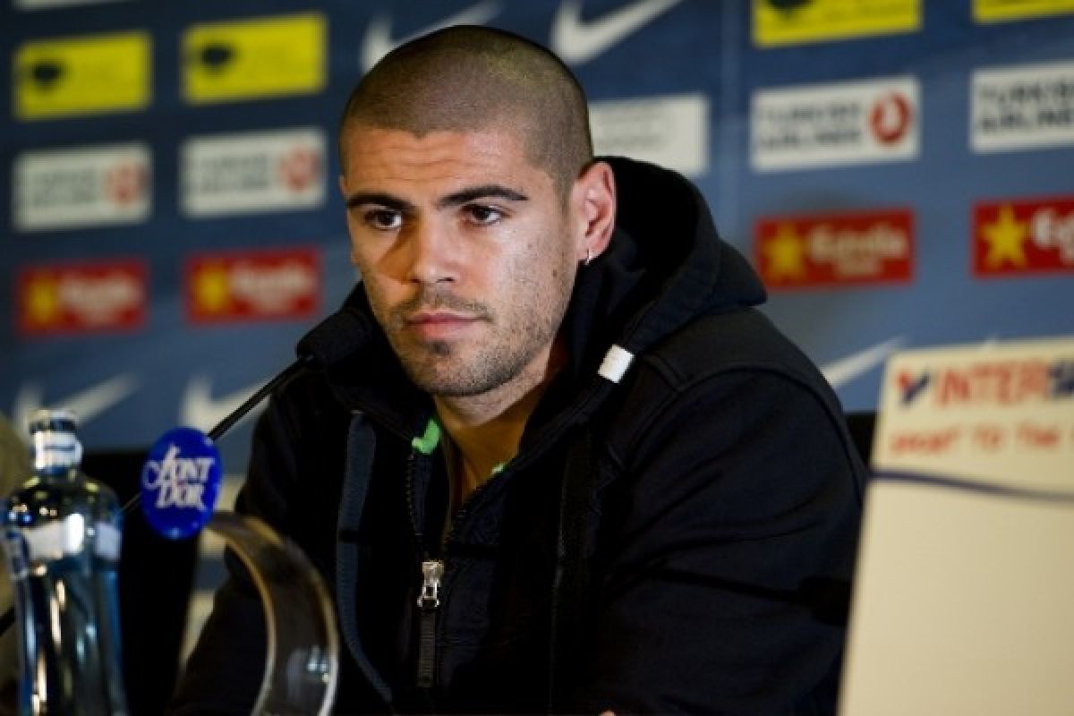 Victor Valdes resmi perkuat Manchester United