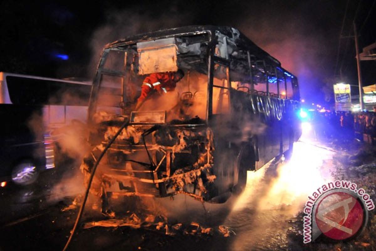 Bus Sugeng Rahayu dibakar massa di Jombang