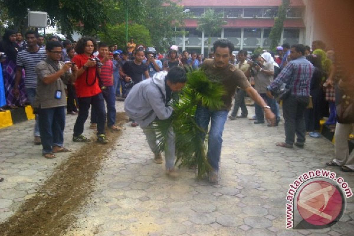 Warga Nagan Raya rusak kantor desa