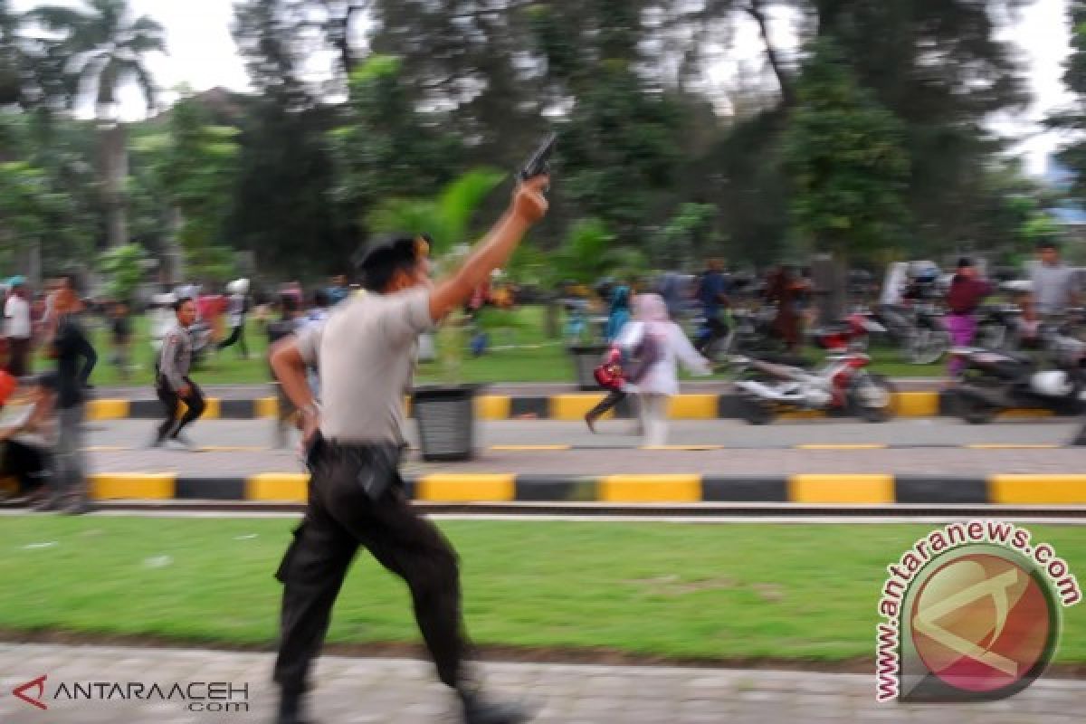 POLISI LEPASKAN TEMBAKAN BUBARKAN MASSA DI ACEH