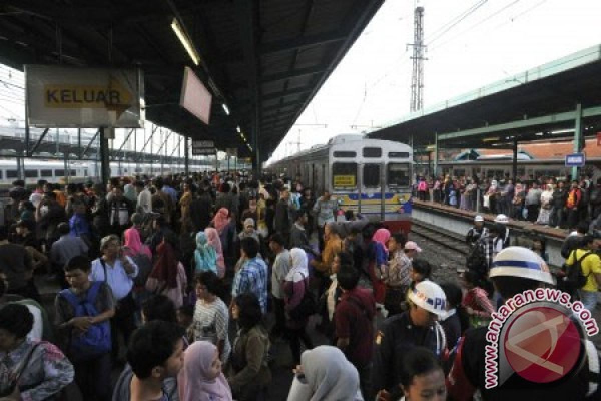 Ratusan penumpang menumpuk di Stasiun Bogor