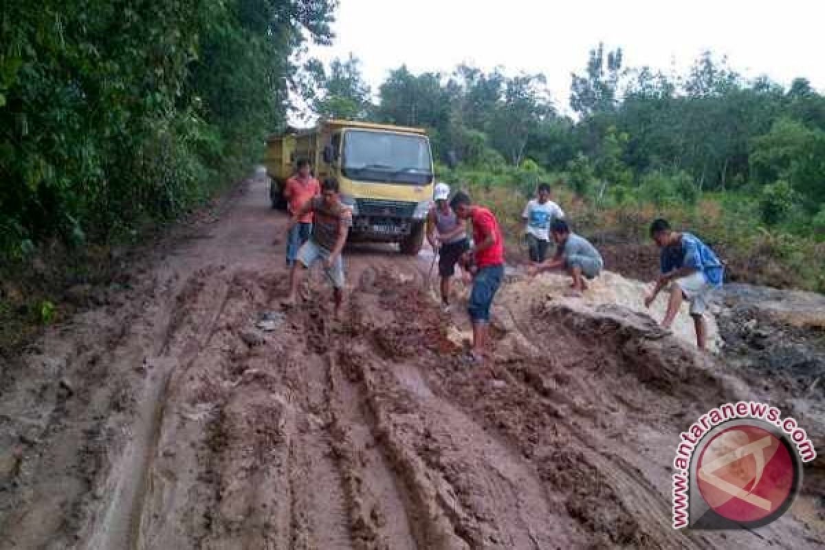 Jalan Gonis Rabu Menuju Dusun Sengkabang Melayang, Sekadau, Rusak