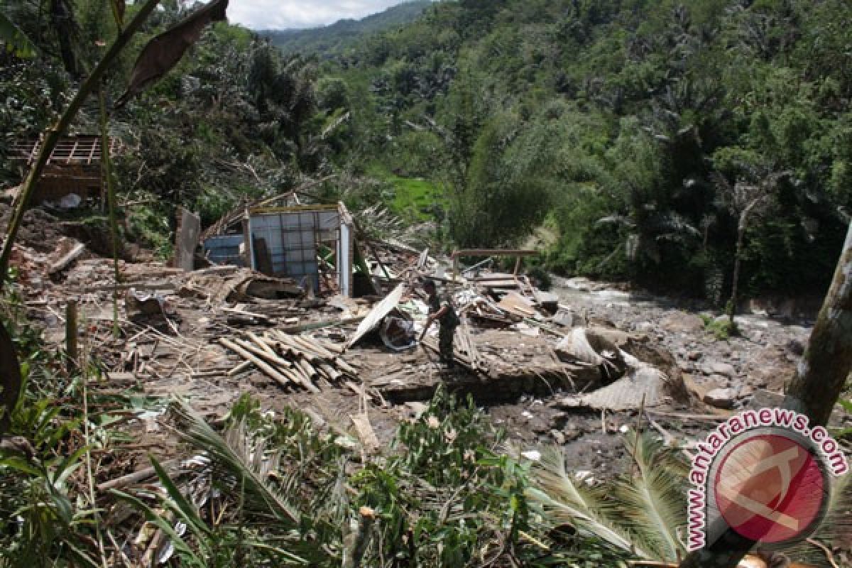 Satu rumah rusak berat terkena longsor