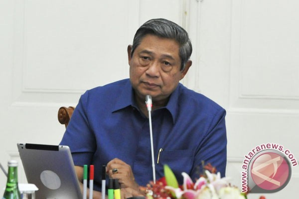 President Yudhoyono holds meeting with BI, OJK officials