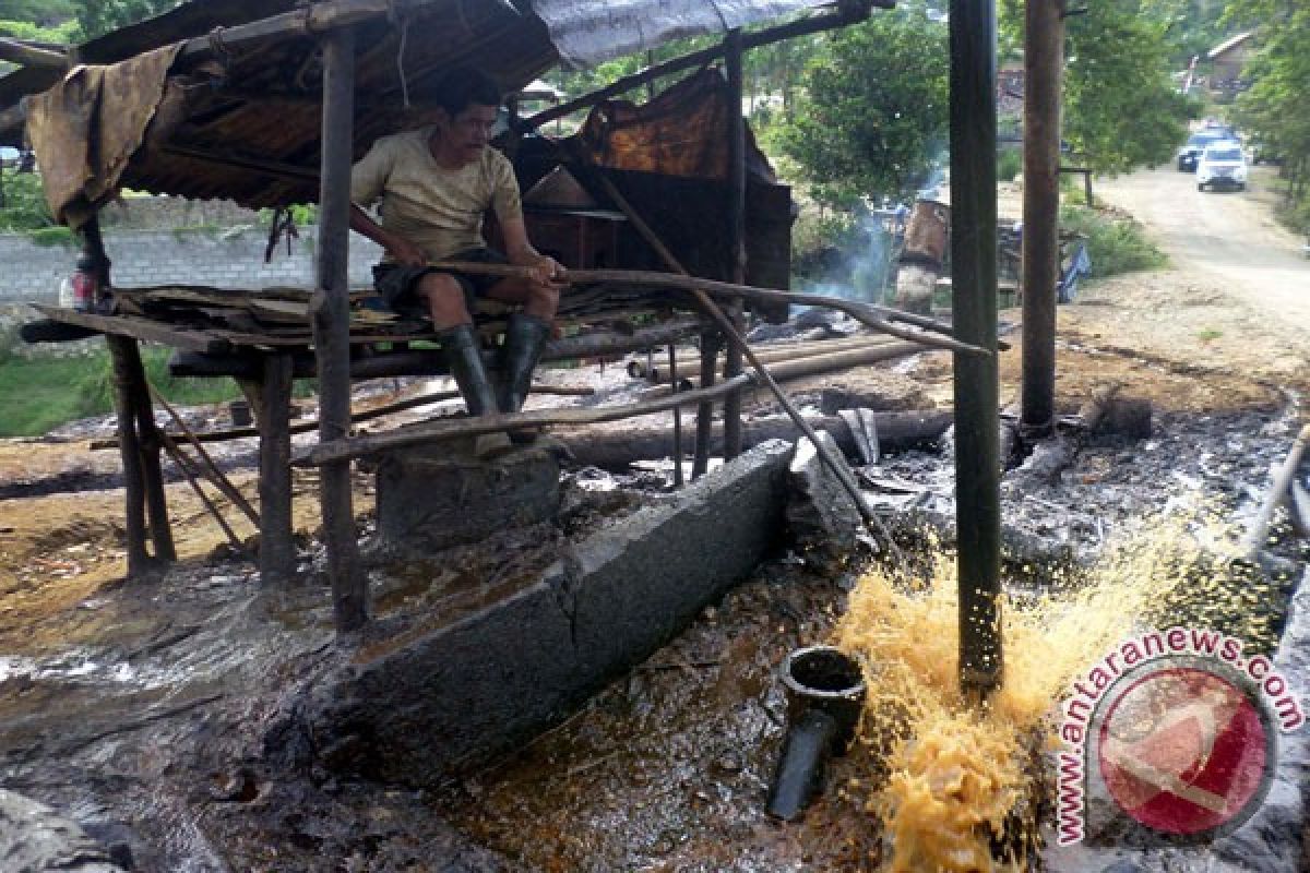 Cairan minyak muncul di rumah warga Karawang