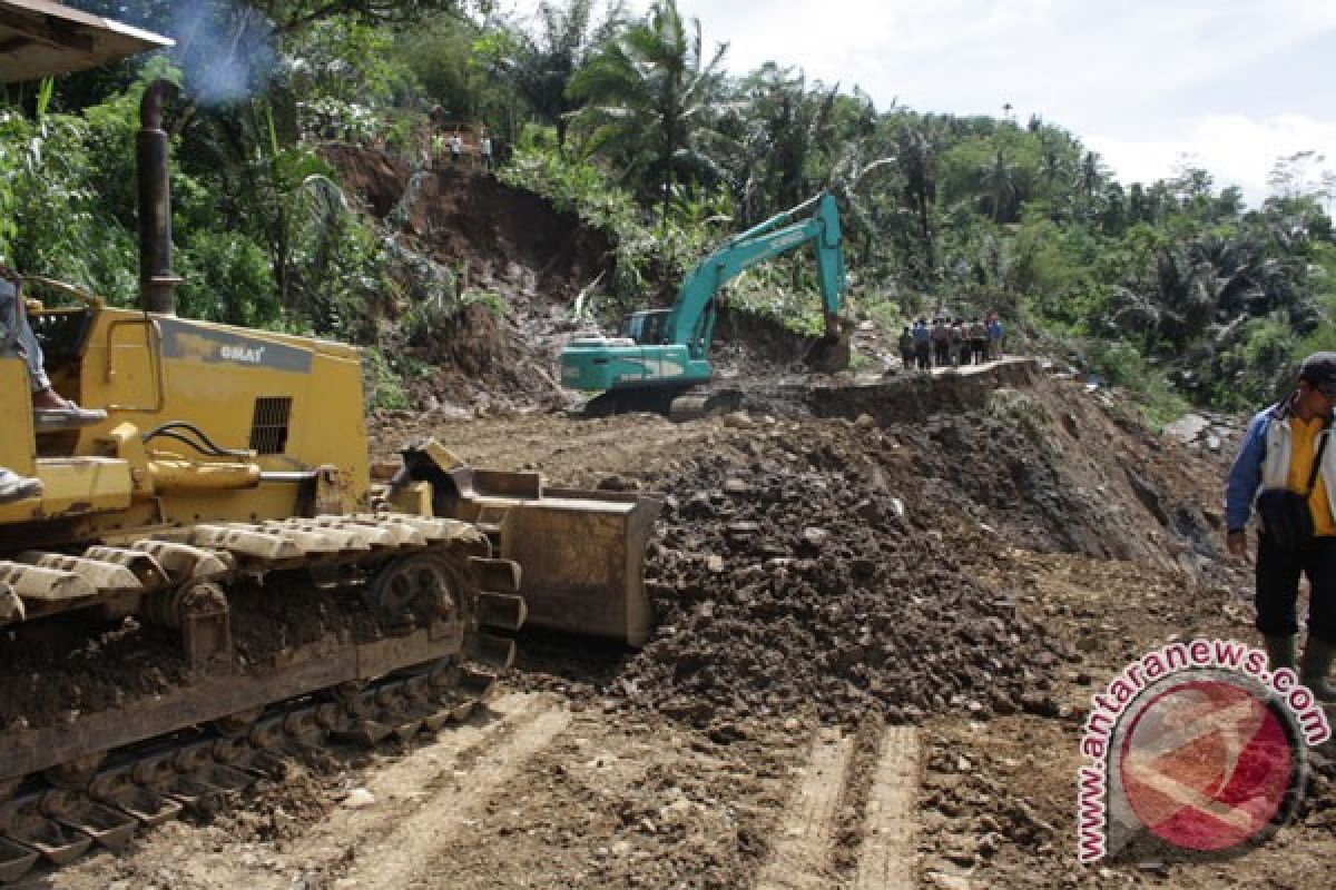 Jalur alternatif Sumedang-Garut yang tertutup longsor kembali normal