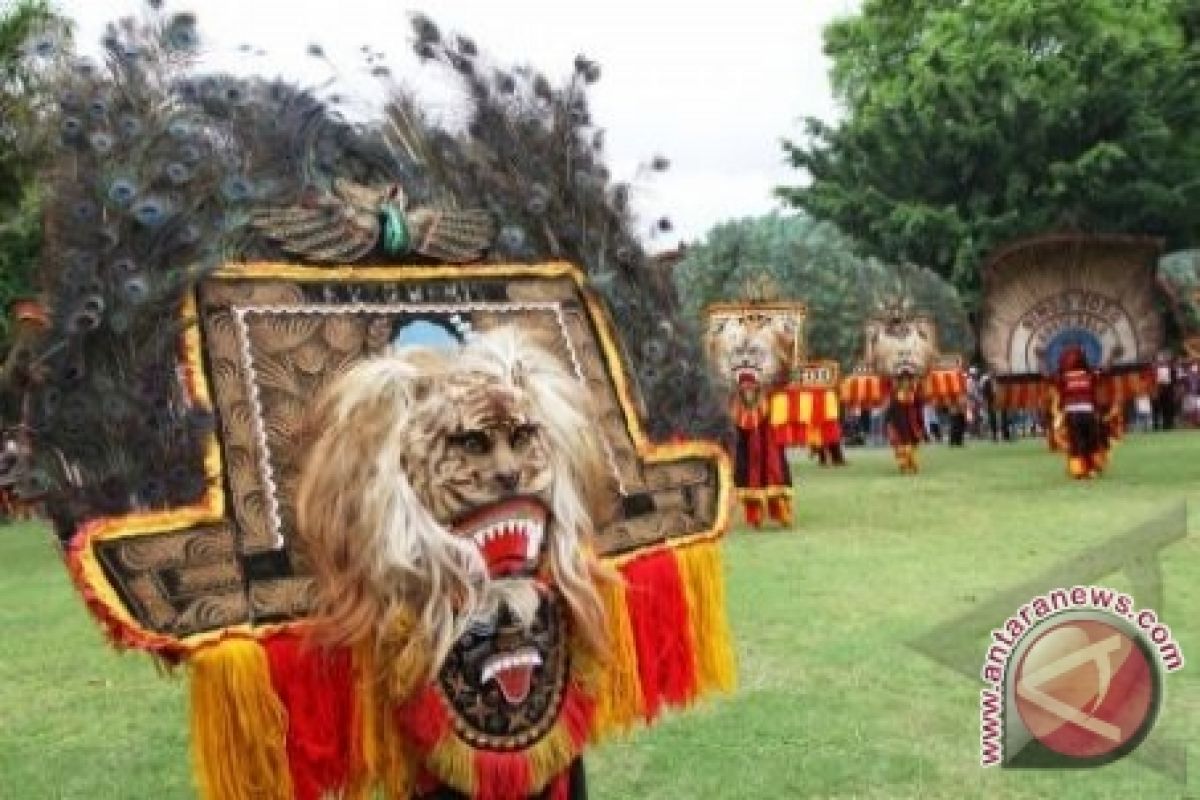 Masyarakat Sintang Dihibur Reog Ponorogo di Malam Tahun Baru