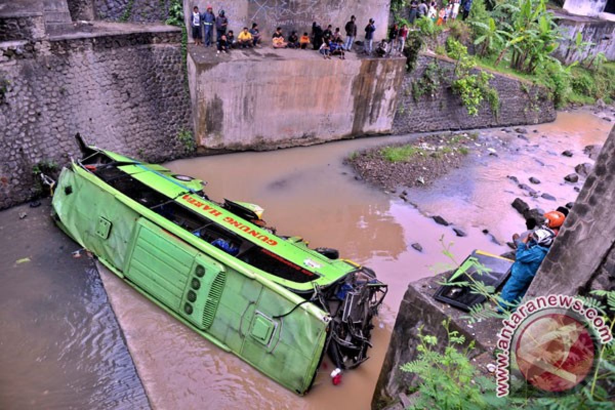 Bus masuk sungai di Semarang, tiga tewas