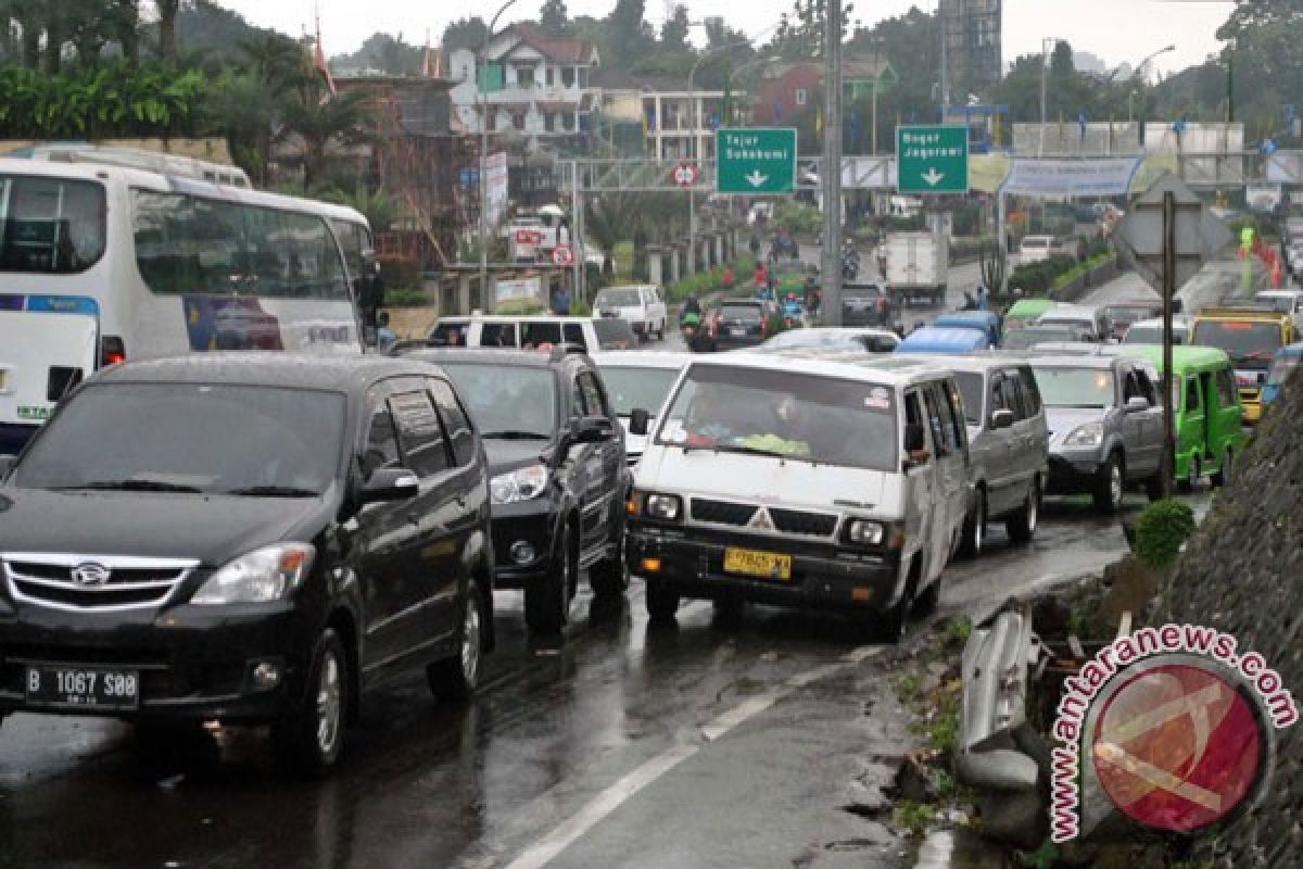 Jalur puncak macet hingga 15 kilometer