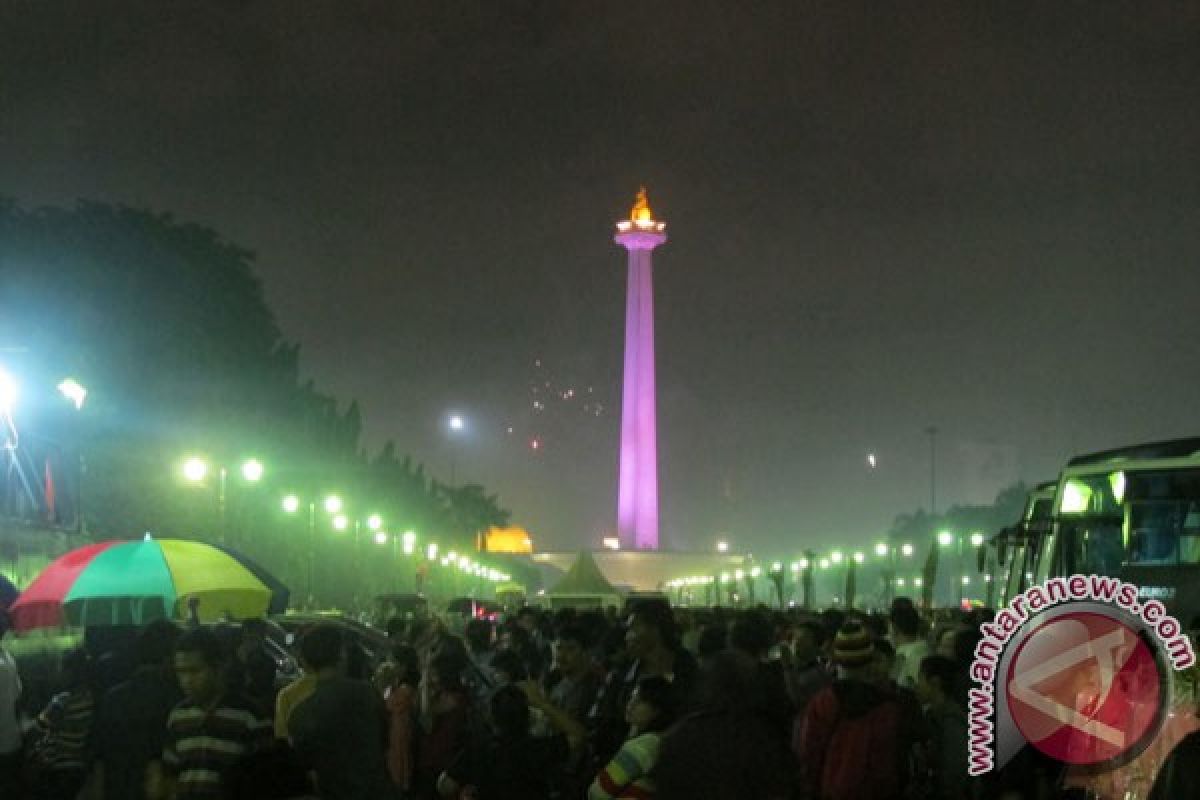 Warga tunggu kembang api Monas