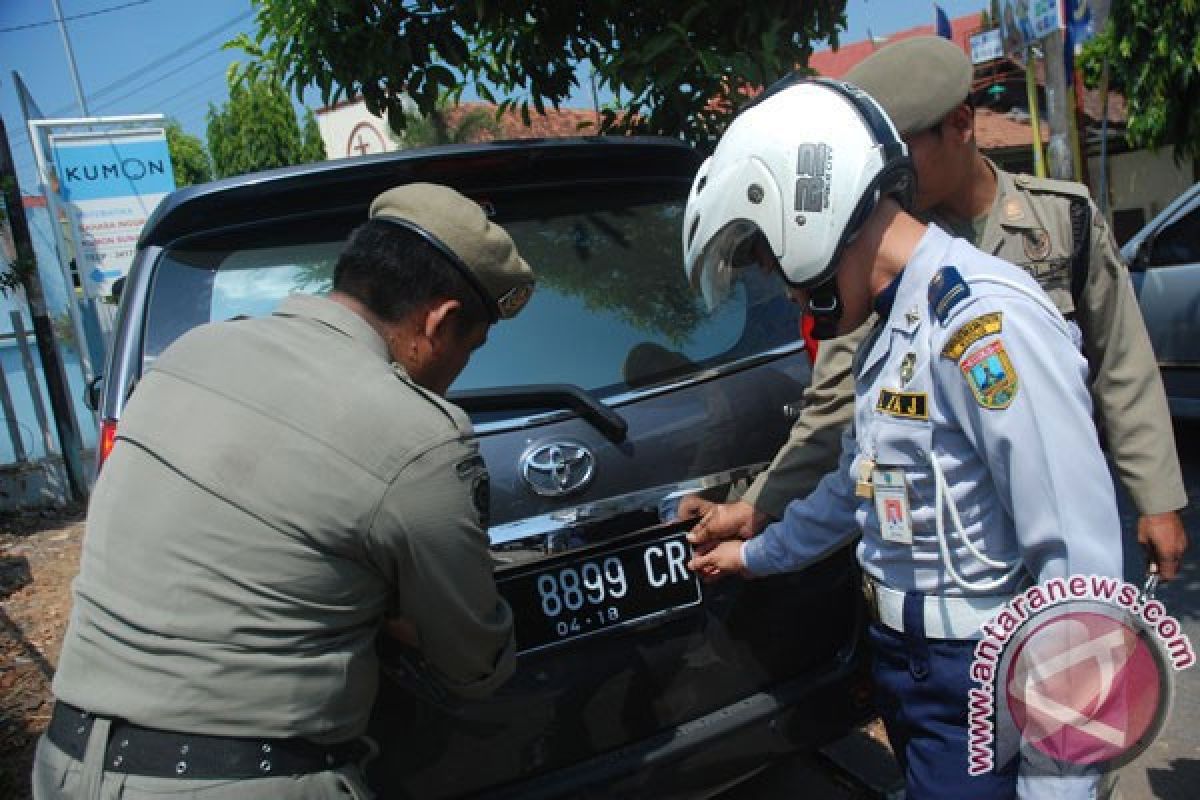 Satpol-PP copot 48 plat hitam mobil dinas