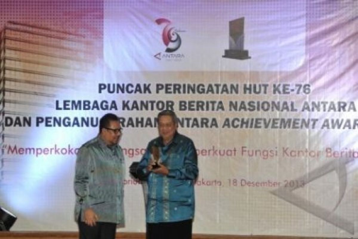 Presiden Dianugrahi ANTARA Achievement Award