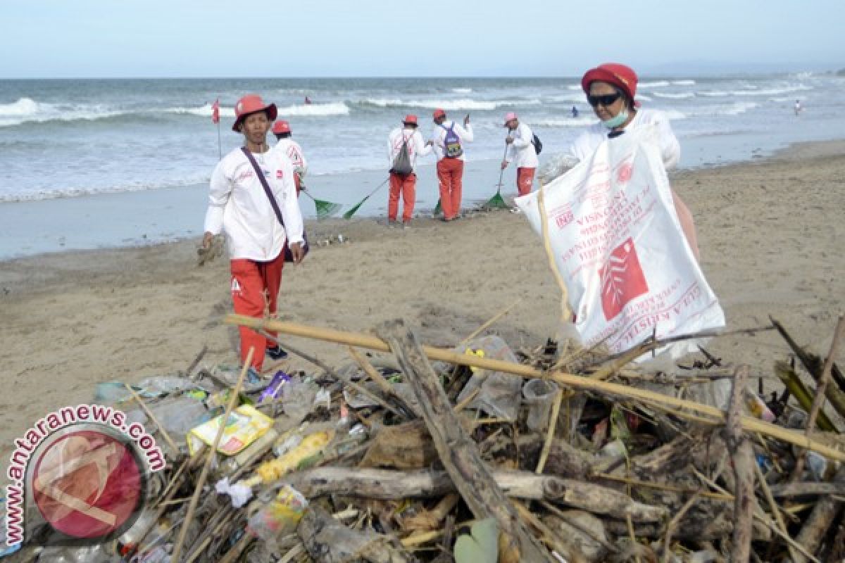 Coca-Cola Dukung Pelestarian Lingkungan Melalui Bersih Pantai