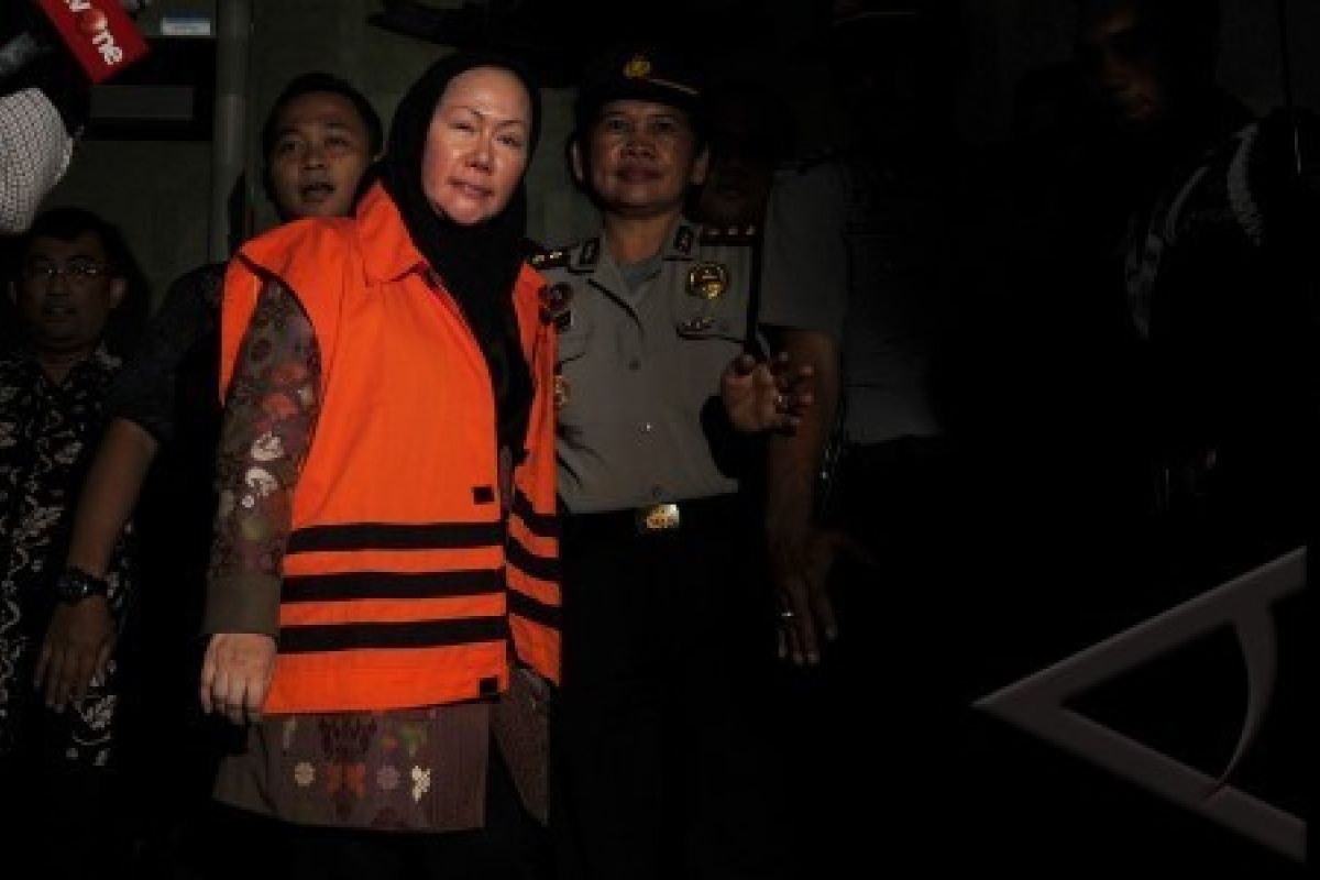 Ratu Atut Menangis di Mobil Tahanan