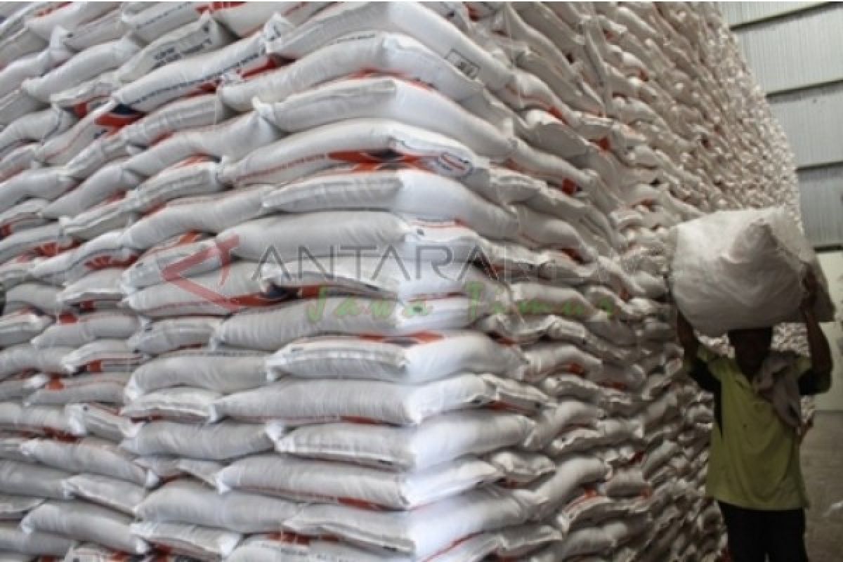 Bulog Madura  Stabilkan Harga Pangan Melalui Pasar Murah