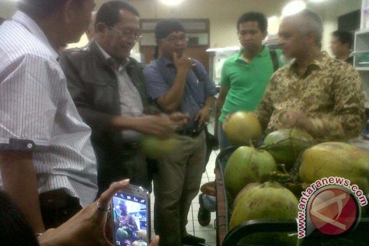 Enaknya kelapa muda bakar jadi menu favorit berbuka puasa