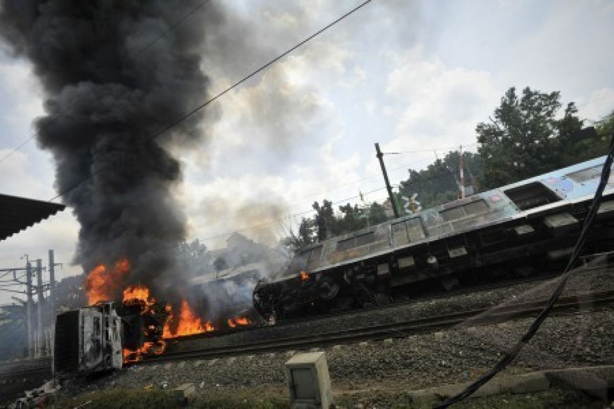 6 Meninggal Kecelakaan Komuter Serpong - Tanah Abang 