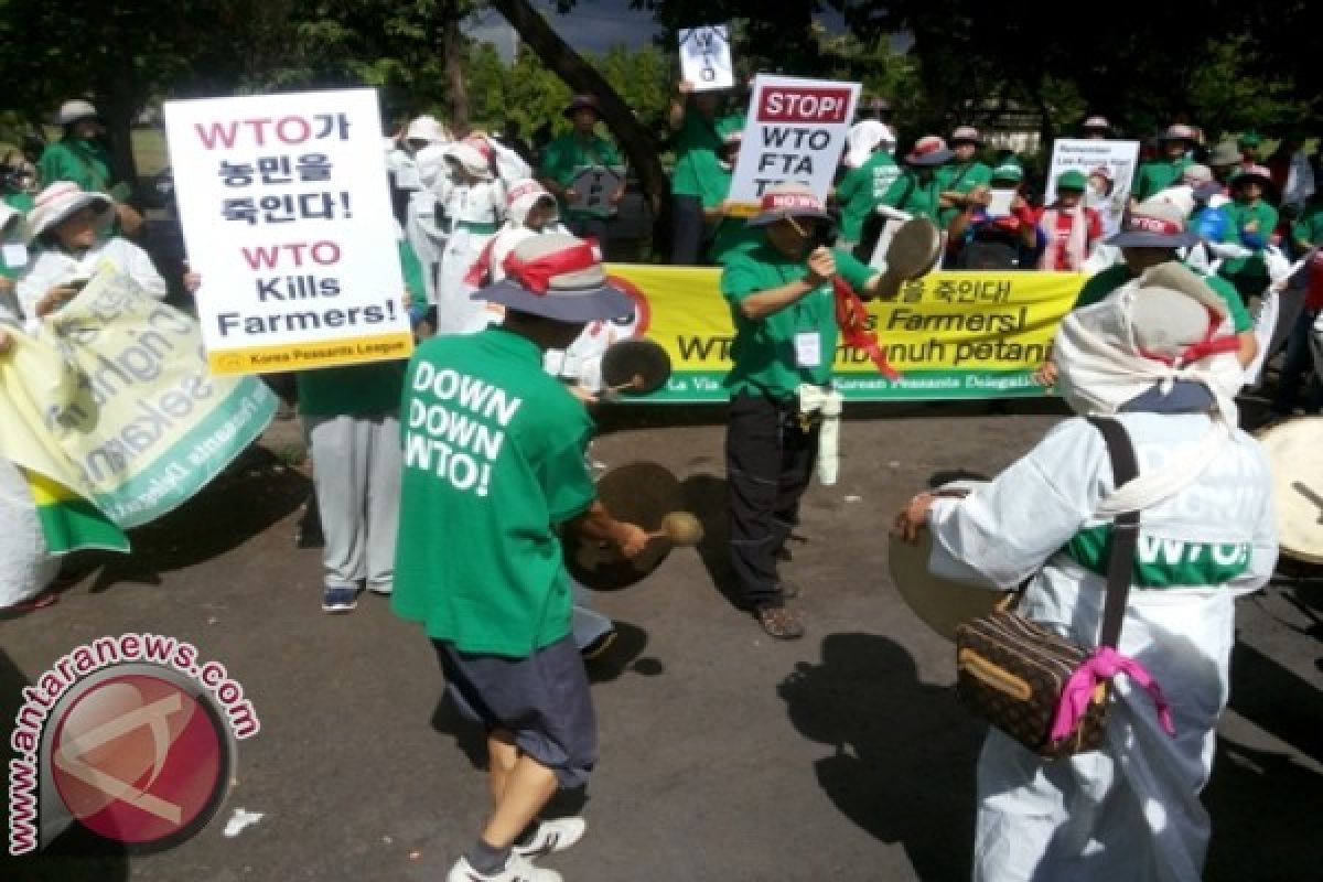 Ratusan Polisi Amankan Unjuk Rasa Anti-WTO