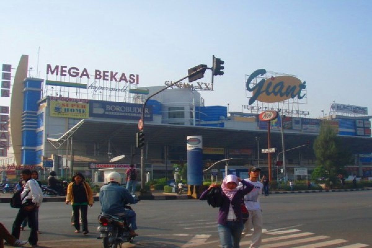 Pemkot Bekasi tertibkan ratusan reklame dalam mal