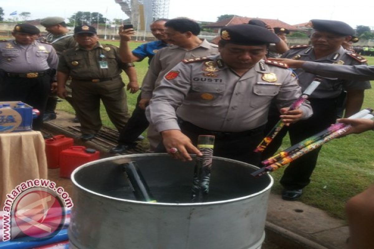 Polisi Musnahkan Miras dan Petasan