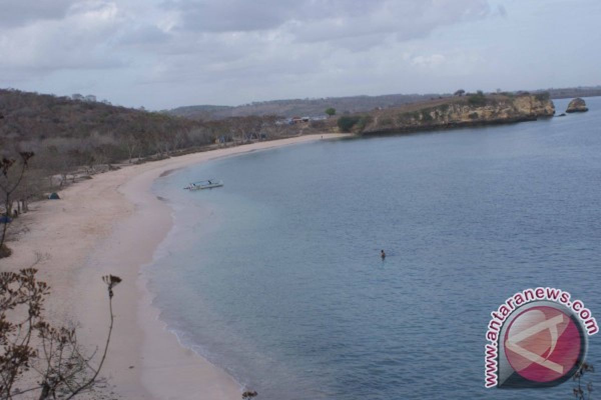 Menggenggam Hening di Pantai Pink