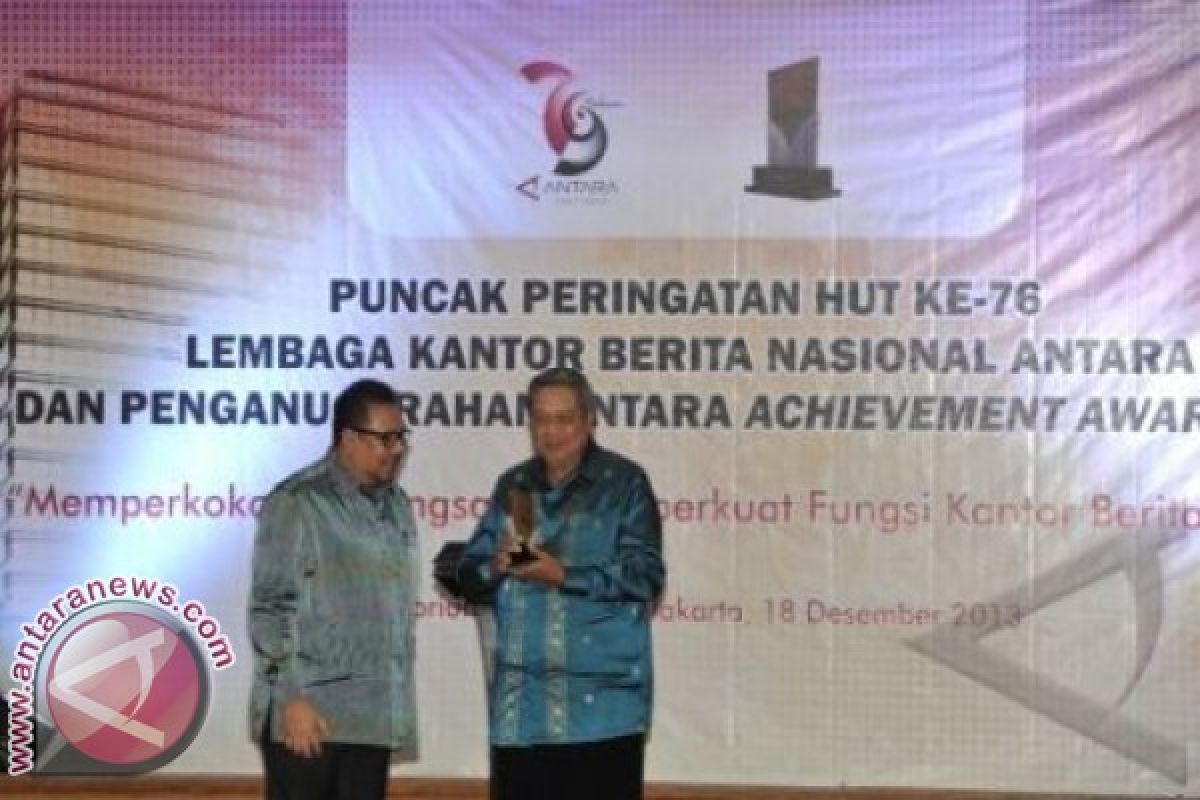 Presiden Dianugrahi Antara Achievement Award 