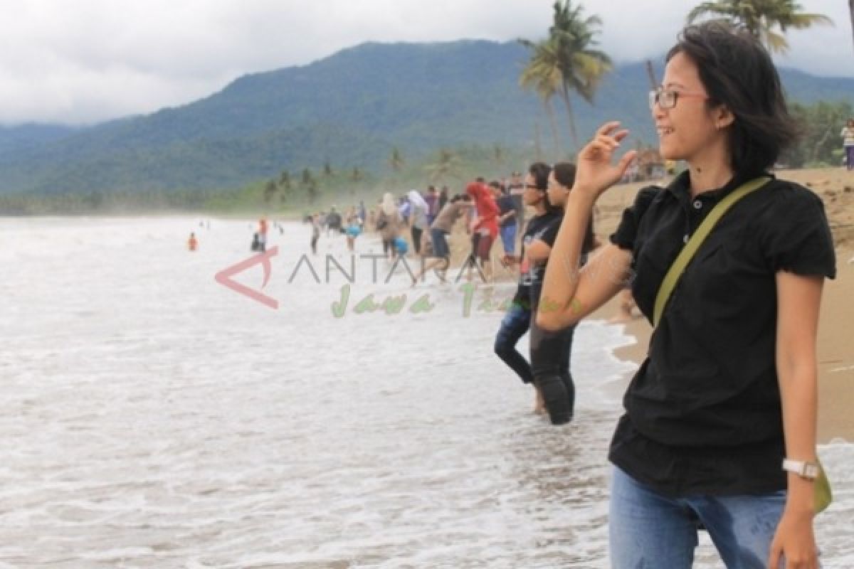 Pedagang Keluhkan Penutupan Jalur Wisata Pantai Prigi